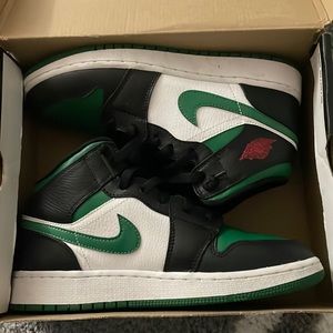 Jordan mid green toe 1s. Wore once